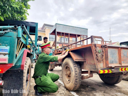 Công an xã Tân Tiến: Triển khai dán decal phản quang cho gần 700 xe công nông
