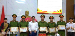 Khen thưởng đột xuất Công an xã Ea Súp trong công tác điều tra, làm rõ vụ cướp tài sản