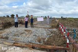 Cầu C10 nối xã Ea Ô và xã Ea Păl bị hư hỏng do lũ lụt