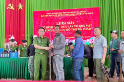 Công an phường Buôn Ma Thuột ra mắt mô hình “Đổi quà lấy vũ khí”