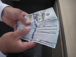 Không chỉ vàng, giá USD cũng tăng chóng mặt