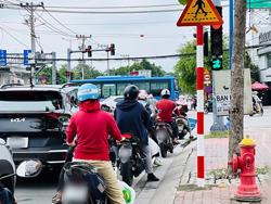 Ô tô, xe máy dừng đèn đỏ chắn lối rẽ phải bị xử phạt thế nào?