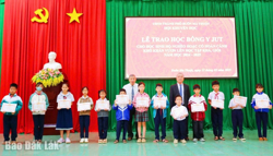 Trao học bổng Y Jut cho 93 học sinh vượt khó năm học 2024 – 2025