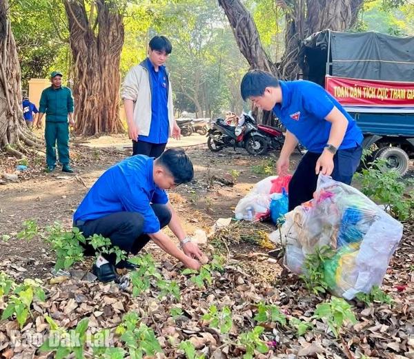Ra quân đợt cao điểm “Tình nguyện xây dựng đô thị văn minh”
