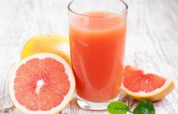 Những người không nên uống nước ép bưởi