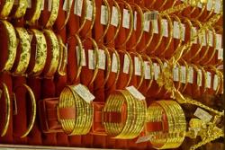 Giá vàng miếng SJC, vàng nhẫn rớt mạnh, có nên mua vào?