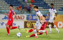 Tuấn Hải, Xuân Mạnh dính chấn thương, HLV Kim lo lắng