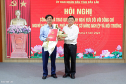 Phó Giám đốc Sở Nông nghiệp và Môi trường Nguyễn Văn Hoàng nhận quyết định nghỉ hưu