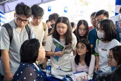 Tuyển sinh đại học 2025: Thu hút thí sinh bằng học bổng hấp dẫn