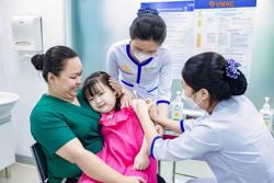 Giúp con khỏe mạnh trong mùa hè oi bức