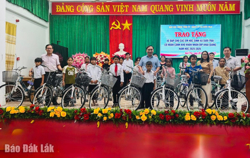 Ban Nội chính Tỉnh ủy tặng xe đạp cho học sinh nghèo
