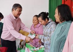 Quà tết đến với người nghèo vùng biên giới