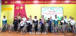 Trao 50 xe đạp cho học sinh khó khăn xã Dliê Ya