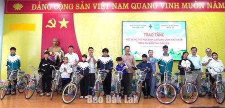 Trao 50 xe đạp cho học sinh khó khăn xã Dliê Ya