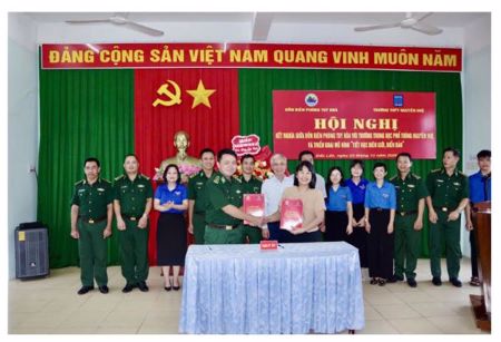Đồn Biên phòng Tuy Hòa đồng hành cùng ngư dân, chăm lo thế hệ trẻ
