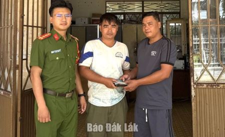 Công dân xã Đắk Phơi nhặt được của rơi trả lại người đánh mất