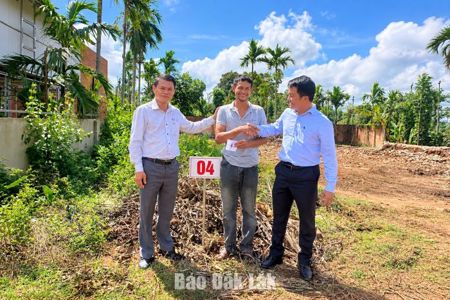 Từ chính sách hỗ trợ đất đến niềm vui an cư