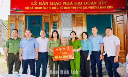 Phường Bình Kiến bàn giao nhà Đại đoàn kết cho hộ nghèo