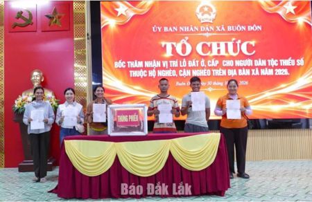 Xã Buôn Đôn tổ chức bốc thăm vị trí đất ở cho 57 hộ dân