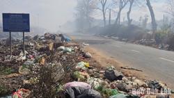 Rác bủa vây... biển cấm