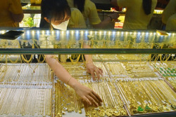 Giá vàng hôm nay 24-2: Vàng thế giới tăng 109 USD