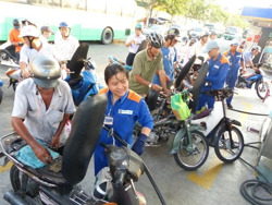 Giá xăng tăng mạnh gần 1.000 đồng/lít