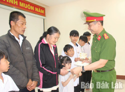 Thu nhận hồ sơ cấp Căn cước và tặng quà Tết cho đối tượng đặc biệt