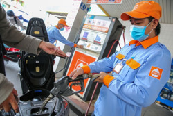 Giá dầu thô tăng vọt vì xung đột tại Trung Đông