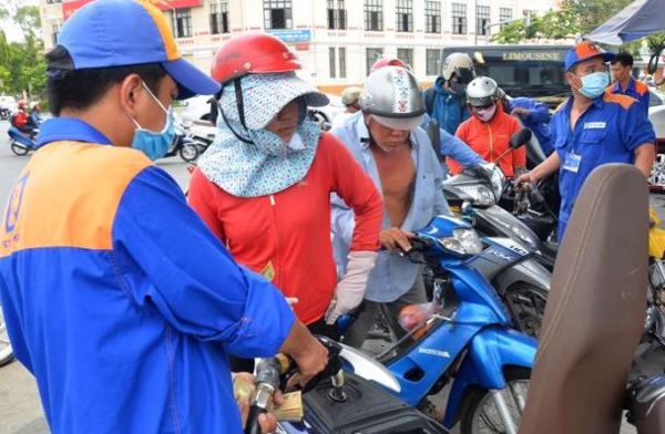 Giá xăng tiếp tục giảm rất mạnh, xăng RON95-III giảm tới 5.625 đồng/lít