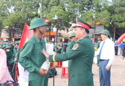 Thanh niên Đắk Lắk hăng hái lên đường nhập ngũ: Vững bước tiếp nối truyền thống anh hùng