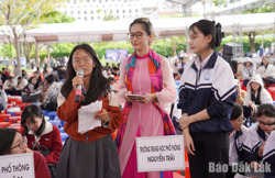 Học sinh cân nhắc chọn ngành học khi học phí các trường đại học tăng