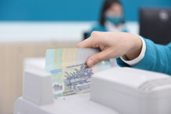 Một loạt ngân hàng giảm lãi suất tiền gửi ngay sau cuộc họp với Thống đốc Phạm Đức Ấn