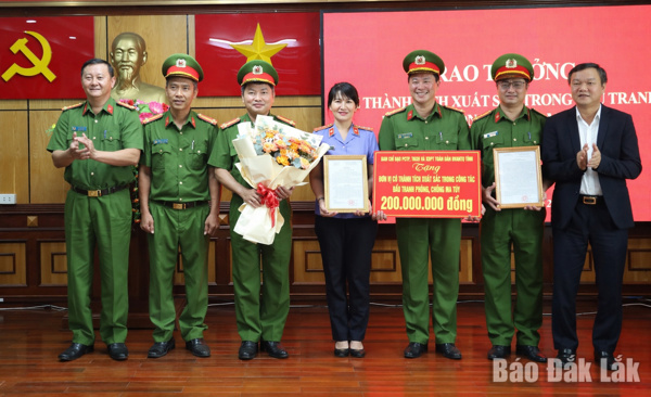 Trao thưởng cho các lực lượng tham gia chuyên án, thu giữ gần 20 kg ma tuý