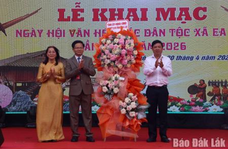 Bí thư Tỉnh ủy Lương Nguyễn Minh Triết tham dự Ngày hội văn hóa các dân tộc xã Ea Phê