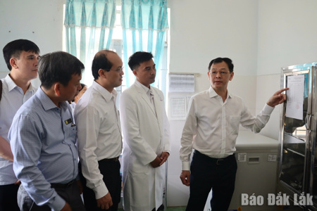 Giám sát chặt người về từ vùng có dịch Ê-bô-la