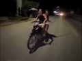 Nhóm thanh thiếu niên không đội mũ bảo hiểm, quay clip để câu view