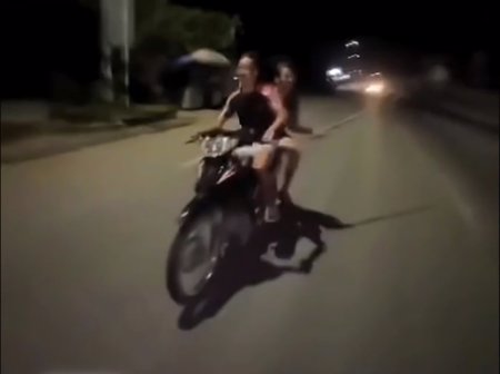 Nhóm thanh thiếu niên không đội mũ bảo hiểm, quay clip để câu view