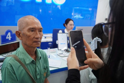 Nhiều người vội vã đi xác thực khi SIM bị khóa