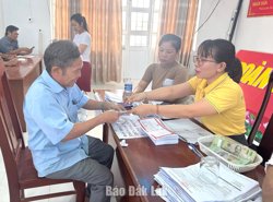 Người dân phấn khởi nhận hỗ trợ khắc phục hậu quả bão lũ