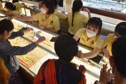 Giá vàng hôm nay, 9-6: Tiếp tục sụt giảm
