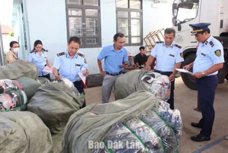 Tiêu hủy 11.000 kg quần áo đã qua sử dụng