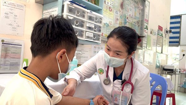 Sai lầm của cha mẹ làm trẻ viêm thanh quản mùa hè