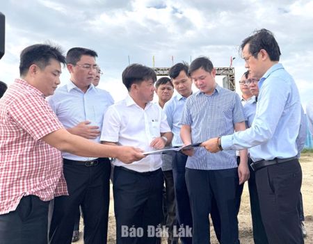 Chủ tịch UBND tỉnh Đỗ Hữu Huy kiểm tra tiến độ các dự án nhà ở xã hội