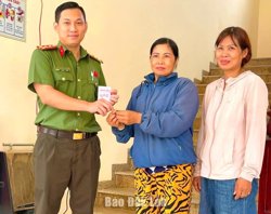 Công an xã Liên Sơn Lắk trao trả tài sản cho công dân đánh rơi