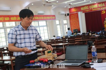 Thầy giáo sáng tạo mô hình rô bốt tuần tra trong môi trường độc hại
