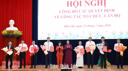 Thường trực Tỉnh ủy công bố quyết định về công tác cán bộ