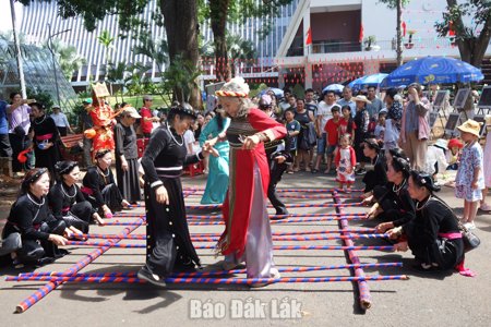 Du lịch hè Đắk Lắk – Khi tiếng chiêng hòa cùng tiếng sóng