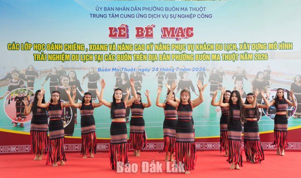 Phường Buôn Ma Thuột: Bế giảng các lớp truyền dạy đánh chiêng, múa xoang và kỹ năng phục vụ du lịch