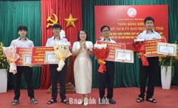 Chủ tịch UBND tỉnh khen thưởng 4 học sinh đạt giải Nhất Kỳ thi Mô hình hóa Toán học Việt Nam năm 2026