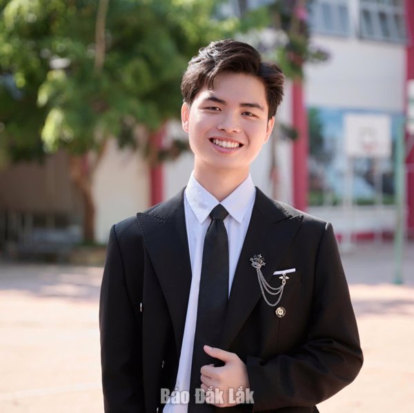 Hai thủ khoa A00, A01 chung một khát vọng cống hiến